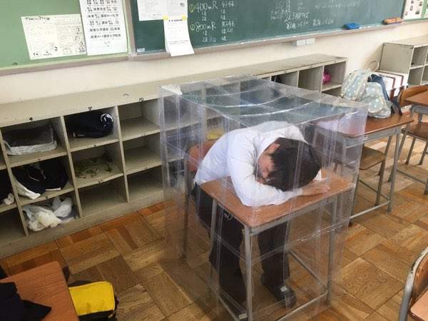 各種創意滿點的《武漢肺炎對策》避免感染的同時也製造了不少奇特景觀