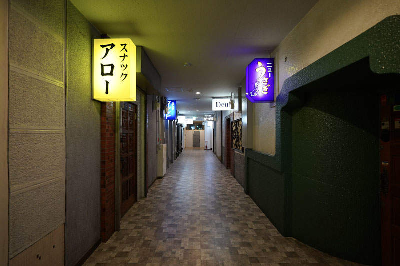 《可以住宿的日式酒吧》完全保留地下街小酒館的外觀,打開門卻是飯店客房!? 《可以住宿的日式酒吧》完全保留地下街小酒館的外觀,打開門卻是飯店客房!?