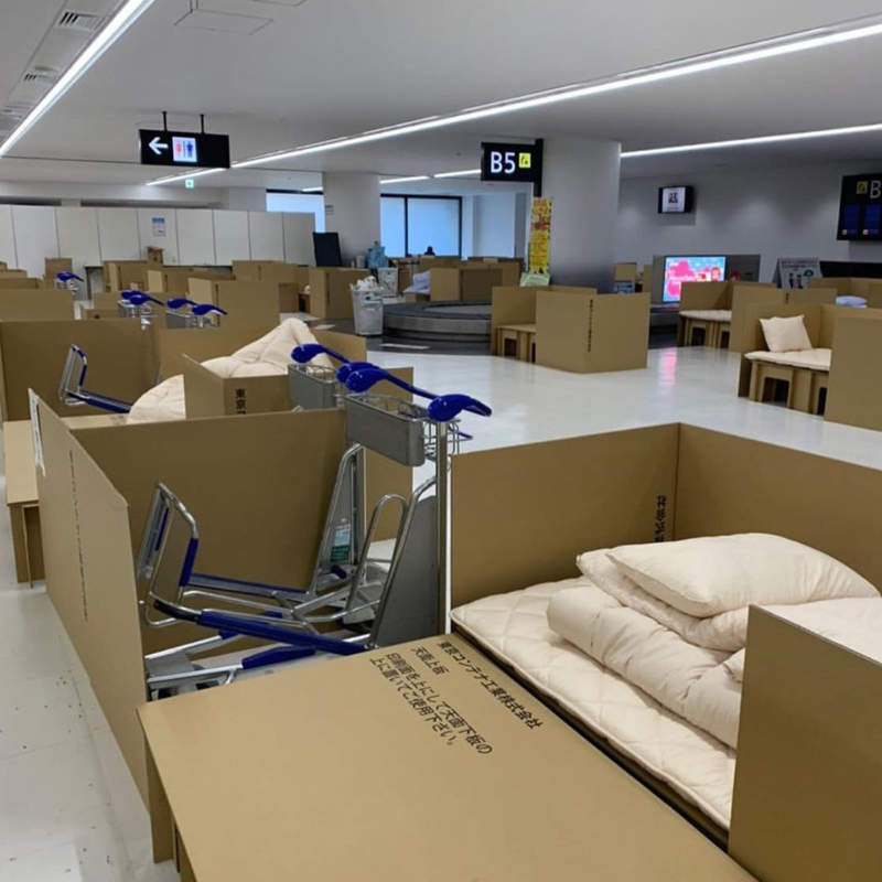 推特瘋傳《成田機場等待採檢的入境者待遇》紙箱搭起的住宿空間引發網友論戰...