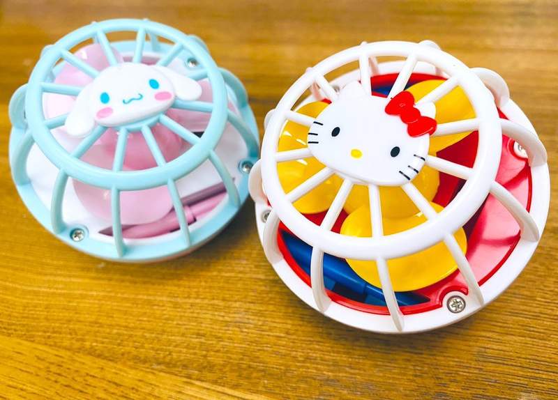 凱蒂貓、大耳狗《電風扇膠囊扭蛋》坐在辦公室就是要隨時隨地補充可愛 凱蒂貓、大耳狗《電風扇膠囊扭蛋》坐在辦公室就是要隨時隨地補充可愛