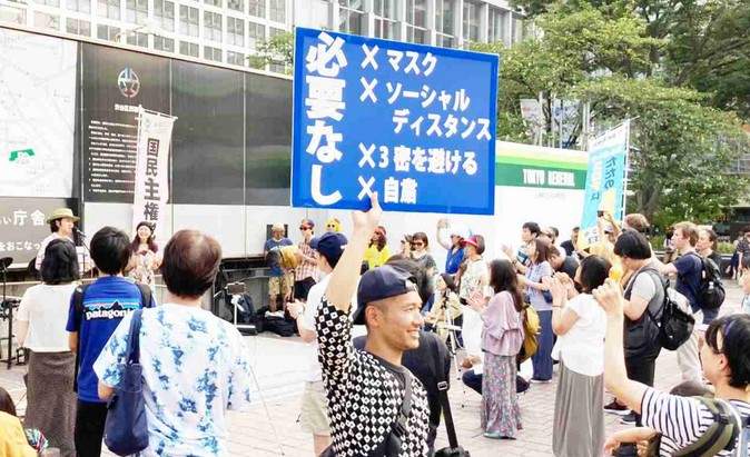 網友看法《武漢肺炎只是感冒》檢測中心被一群拿著告示牌的人包圍著 網友看法《武漢肺炎只是感冒》檢測中心被一群拿著告示牌的人包圍著