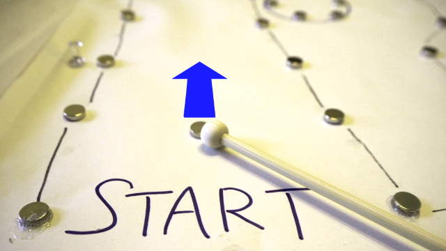 簡單好做的DIY遊戲《磁鐵急急棒》看似簡單難度頗高，要通關不容易喔