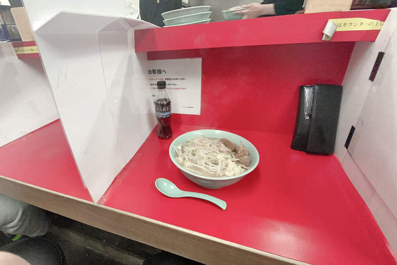 一蘭化？《日本拉麵店的防疫對策》原來那讓你專心吃麵的座位才是防疫先驅（誤）