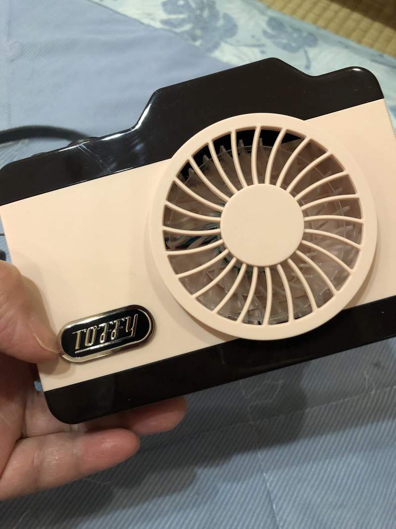 消暑小物《相機造型的LED涼風扇》掛著外出或放在辦公室都好用