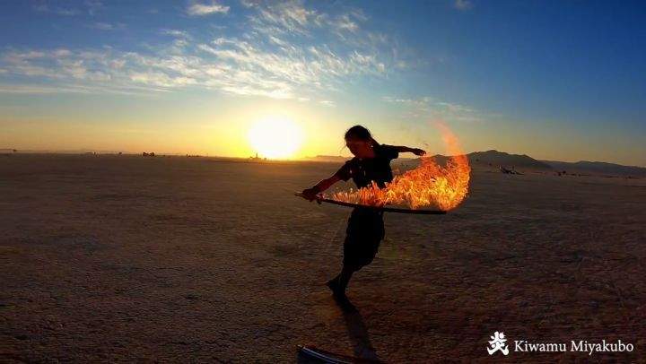 藝術家打造《會燃燒的炭治郎日輪刀》重現鬼滅之刃中的〝火之神神樂〞炎舞