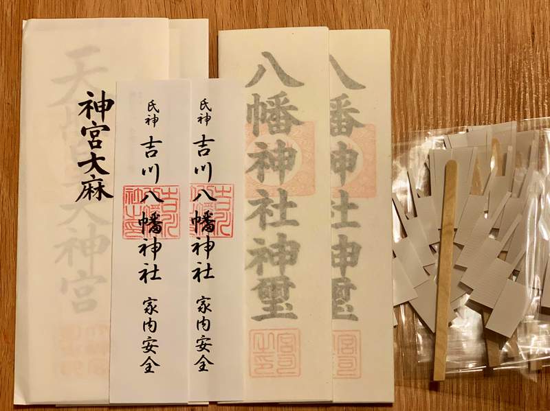 《神社傳授日本紙冷知識》送出泛黃的紙被質疑汙損 上等的鳥之子紙就是這個顏色 《神社傳授日本紙冷知識》送出泛黃的紙被質疑汙損 上等的鳥之子紙就是這個顏色