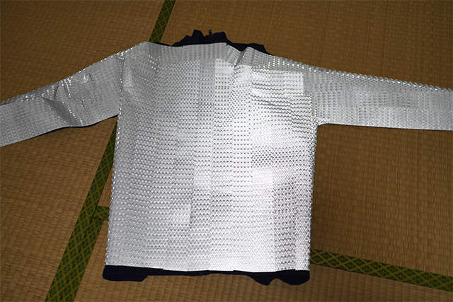 實際測試《在身上貼滿反光膠帶的效果》果然成為了夜晚中不可忽視的存在啊