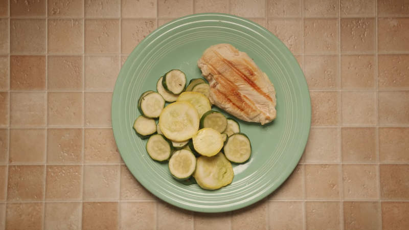 居家宅料理《30分煎雞肉》撒上胡椒鹽慢火加熱半小時美味即上桌