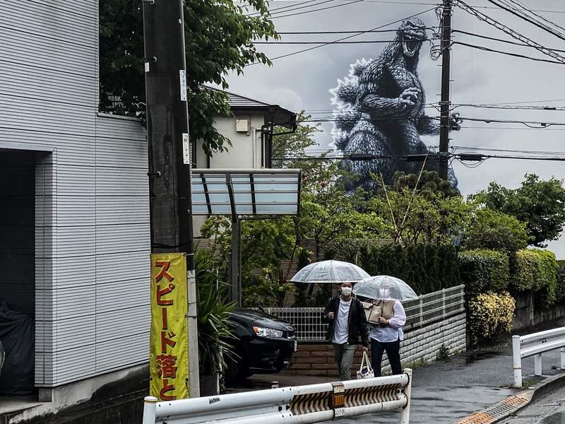 神景點《哥吉拉壁畫》取對角度就能拍出如合成一般的電影場景 神景點《哥吉拉壁畫》取對角度就能拍出如合成一般的電影場景