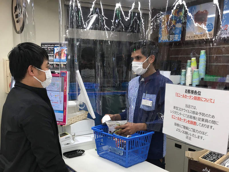 肺炎防疫期間《超商店員無法理解的客人行為》面對防止飛沫傳染的透明布簾客人行為超傻眼...