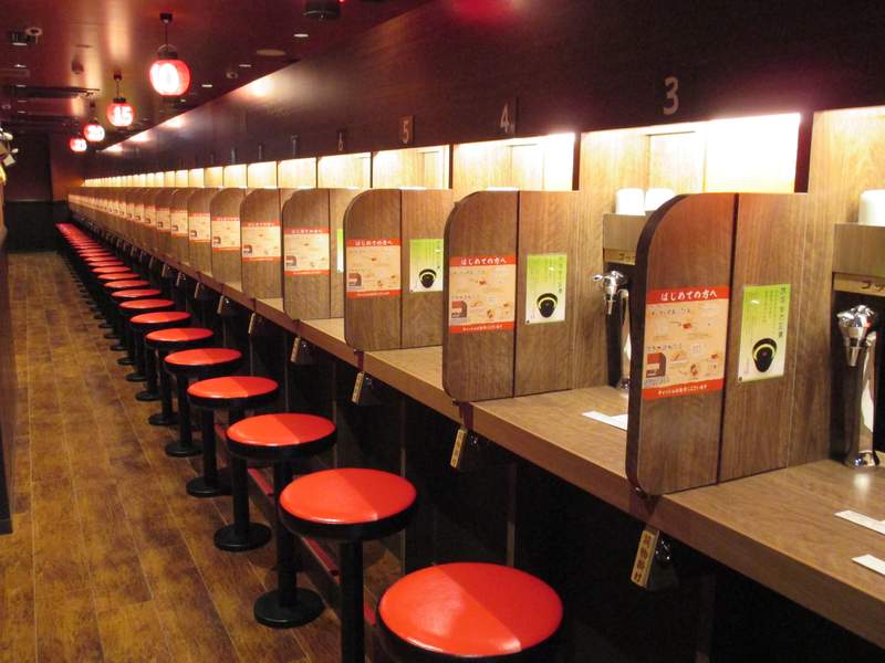 《一蘭恐怖事件簿》只是吃個拉麵沒想到隔壁大叔傳來的紙條讓推主瞬間陷入恐懼... 《一蘭恐怖事件簿》只是吃個拉麵沒想到隔壁大叔傳來的紙條讓推主瞬間陷入恐懼...