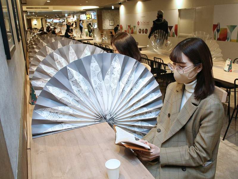 和風防疫《日本美食街用扇子取代隔板》阻隔飛沫感染同時還能美化用餐空間