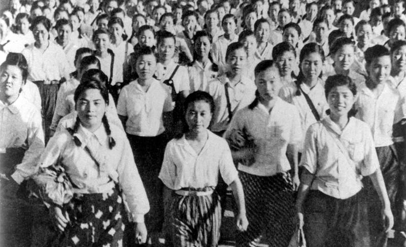 《76年後自己騙自己》老牌報社分享二戰照片出糗 驚覺竟是公司前輩造假的宣傳照 《76年後自己騙自己》老牌報社分享二戰照片出糗 驚覺竟是公司前輩造假的宣傳照