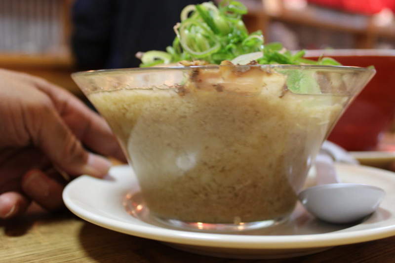 名為豬油的暴力《100%背脂拉麵》你以為是湯的部分其實是滿滿背脂... 名為豬油的暴力《100%背脂拉麵》你以為是湯的部分其實是滿滿背脂...