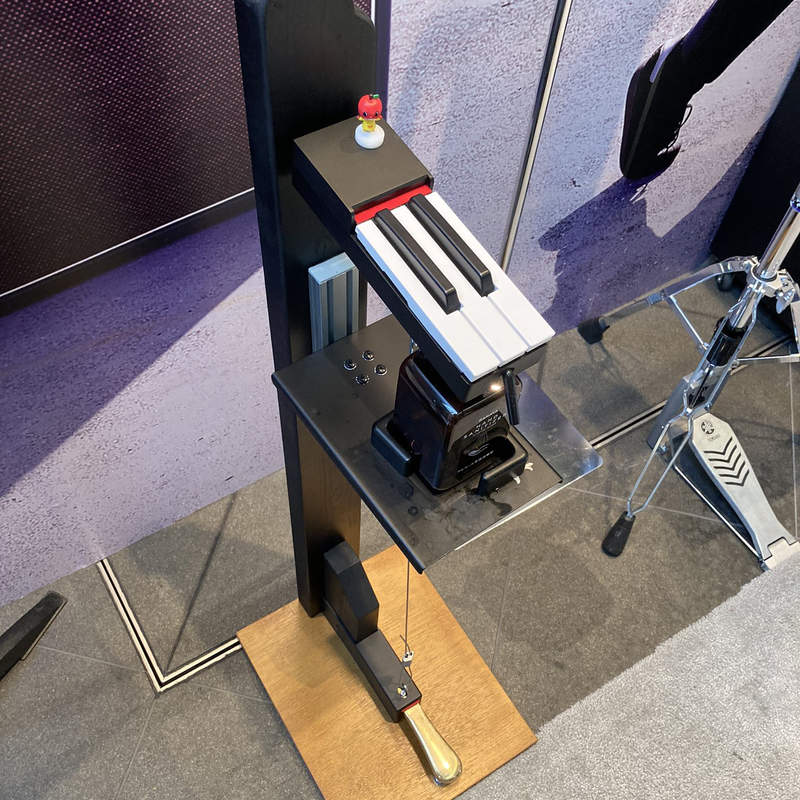 不需用手碰觸《鋼琴造型消毒站》YAMAHA樂器公司特有的防疫裝置引發話題♫ 不需用手碰觸《鋼琴造型消毒站》YAMAHA樂器公司特有的防疫裝置引發話題♫