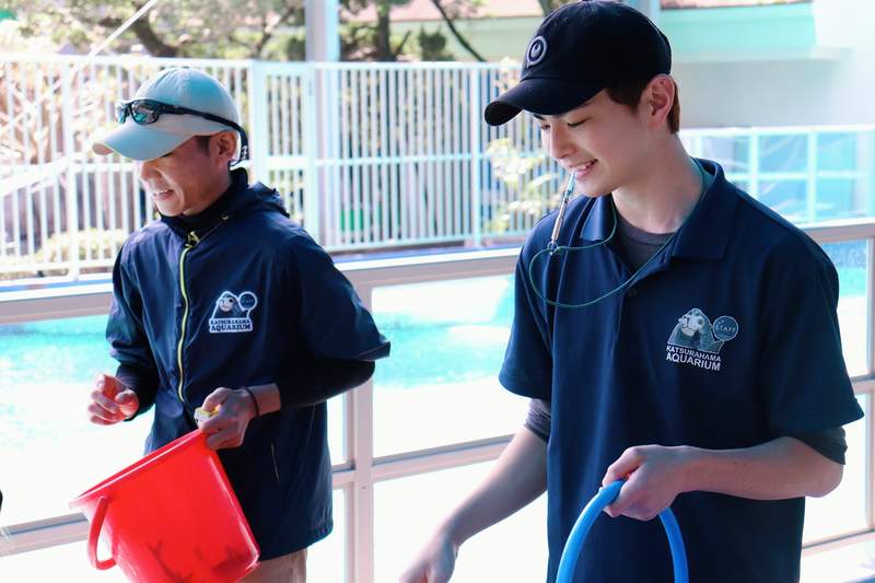 水族館型男 肺炎疫情下休園中的水族館 不推動物開始改推園內飼育員 Ww