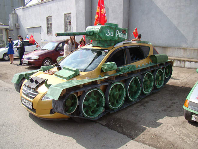 戰鬥民族日常《俄羅斯版痛車》將房車魔改成戰車這樣上路才會兇