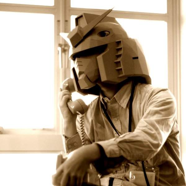 網友製作《鋼彈紙箱頭盔》不要問我喜不喜歡鋼彈，因為我就是鋼彈