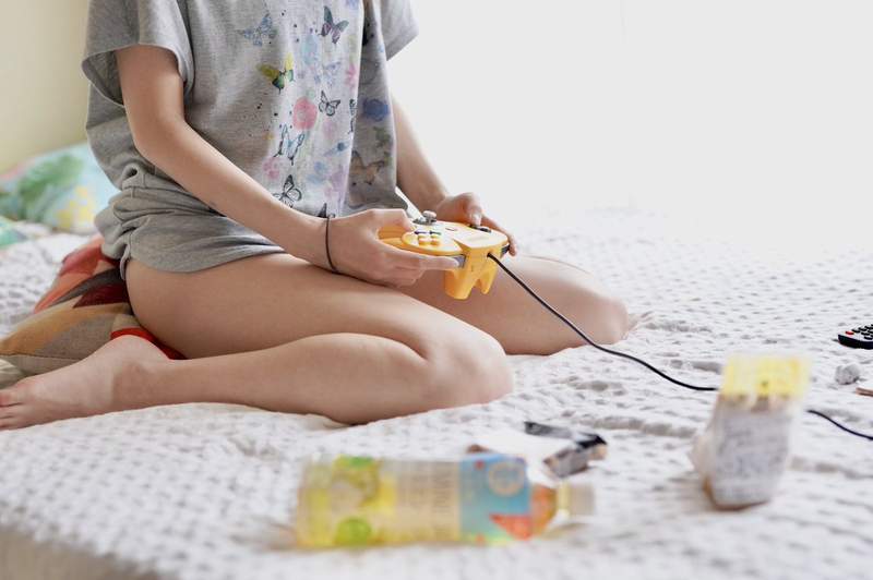 女孩的理想與現實《沉迷遊戲的女朋友》網友的焦點不是大腿而是握手把的方式??? 女孩的理想與現實《沉迷遊戲的女朋友》網友的焦點不是大腿而是握手把的方式???