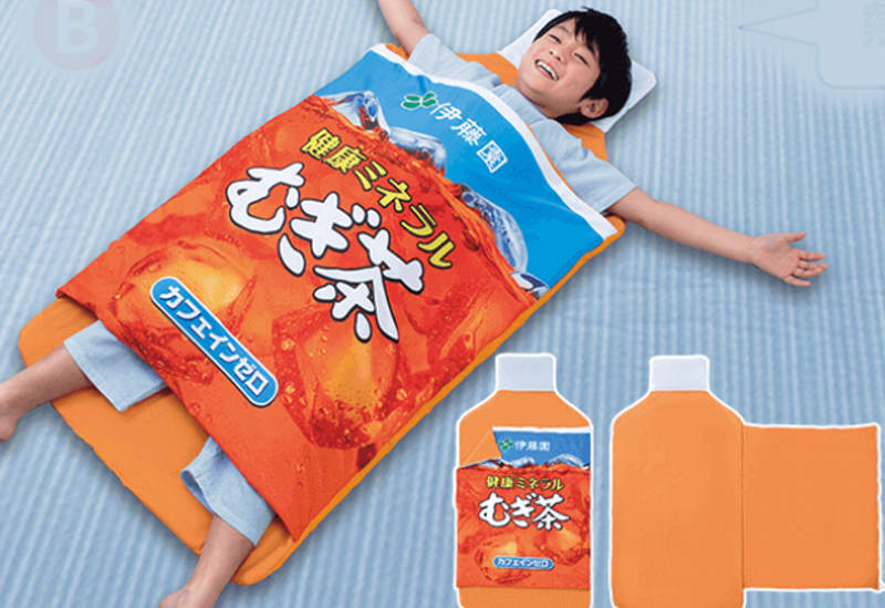 《贈品睡袋的理想與現實》完全再現麥茶瓶身的涼感睡袋，大人實際睡進去結果變這樣ww