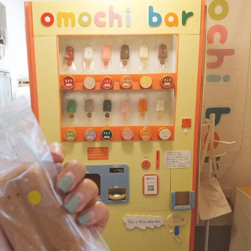 疫情下的產物《麻糬手動販賣機》看起來像冰棒的可愛外型,連販賣方式也一樣超可愛❤ 疫情下的產物《麻糬手動販賣機》看起來像冰棒的可愛外型,連販賣方式也一樣超可愛❤