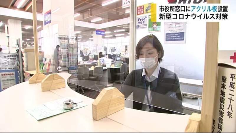 《疫情下壓克力大熱門》各行各業搶著加裝壓克力板 加工廠老闆一人趕工應付爆量訂單 《疫情下壓克力大熱門》各行各業搶著加裝壓克力板 加工廠老闆一人趕工應付爆量訂單