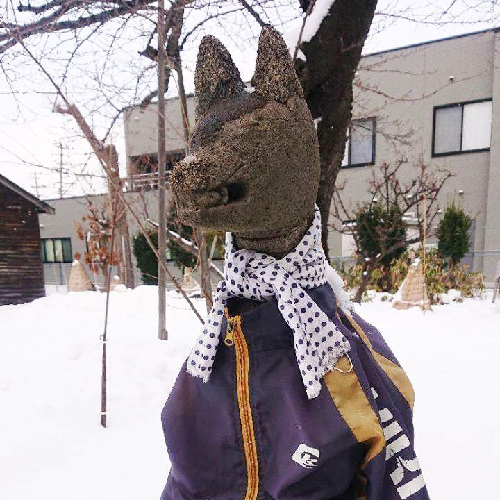 沖館稻荷神社《穿著風衣的狐像》不同季節悄悄換裝的狐狸雕像引發瘋傳 沖館稻荷神社《穿著風衣的狐像》不同季節悄悄換裝的狐狸雕像引發瘋傳