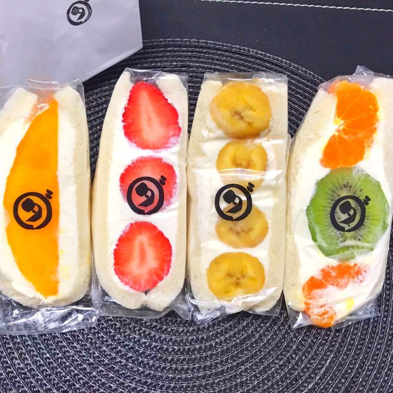 水果店認真做的《水果三明治》整齊的斷面已讓人療癒,一口下去還有滿滿的幸福感❤ 水果店認真做的《水果三明治》整齊的斷面已讓人療癒,一口下去還有滿滿的幸福感❤