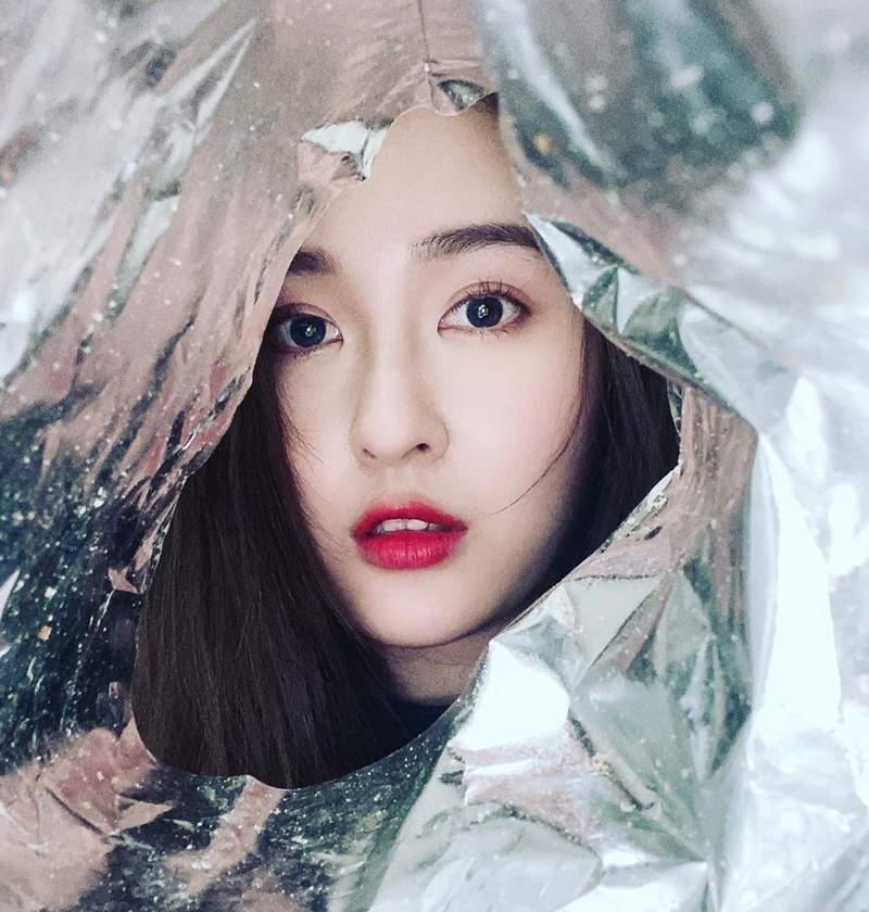 SNS新流行《零食袋拍美照》鋁箔袋特有的反光質感，拍出有如宣傳照般的炫彩效果❤