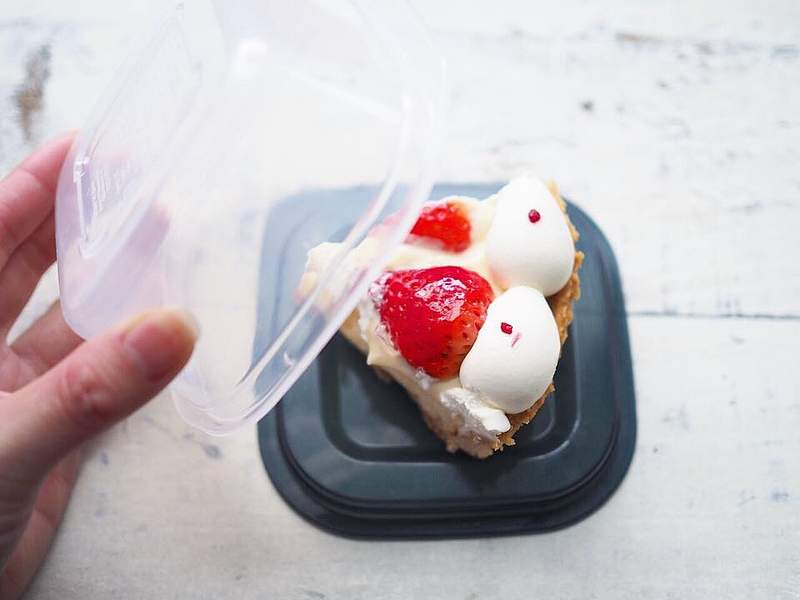 《保鮮盒裝蛋糕的正確收納法》原來只要換個方向就能防止蛋糕東倒西歪的困擾 《保鮮盒裝蛋糕的正確收納法》原來只要換個方向就能防止蛋糕東倒西歪的困擾