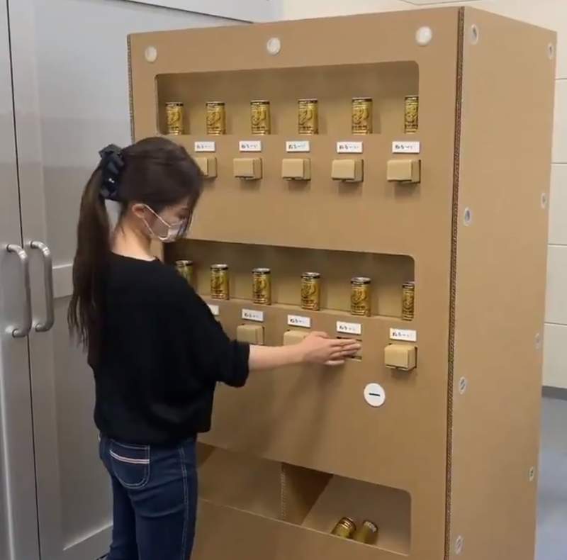 實物大《紙箱自動販賣機》不用插電也能讓飲料一按就出來的神秘機關引發瘋傳... 實物大《紙箱自動販賣機》不用插電也能讓飲料一按就出來的神秘機關引發瘋傳...