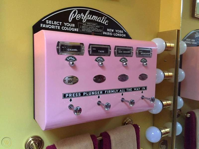 1950年代《香氣販賣機》忘了噴香水出門的時候,只要投幣就能立刻香噴噴♪ 1950年代《香氣販賣機》忘了噴香水出門的時候,只要投幣就能立刻香噴噴♪