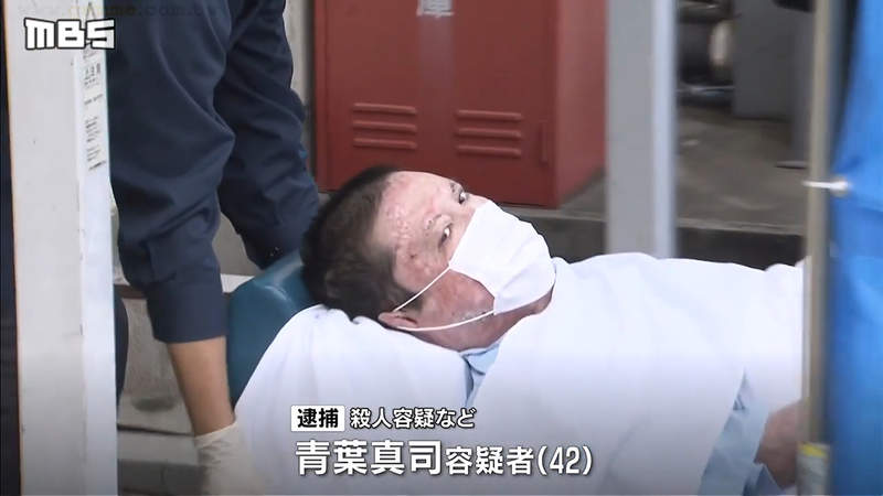 《京都動畫縱火案》嫌犯青葉真司案發10個月後被捕 移送警局最新模樣曝光…… 《京都動畫縱火案》嫌犯青葉真司案發10個月後被捕 移送警局最新模樣曝光……