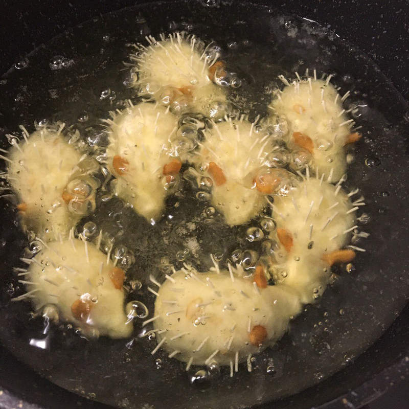 料理悲劇《刺蝟造型馬鈴薯球》油鍋裡一隻隻可愛的洋芋刺蝟,炸出來竟然變這樣...... 料理悲劇《刺蝟造型馬鈴薯球》油鍋裡一隻隻可愛的洋芋刺蝟,炸出來竟然變這樣......