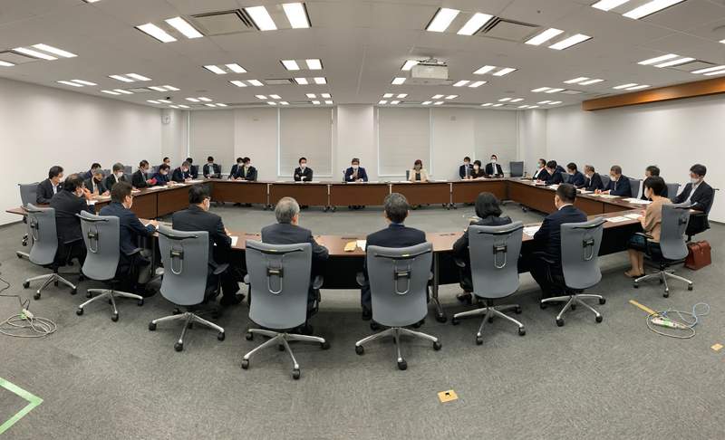 《日本政府推行數位化》網友吐槽官員還在用原始紙筆 數位化本部第一次開會就炎上 