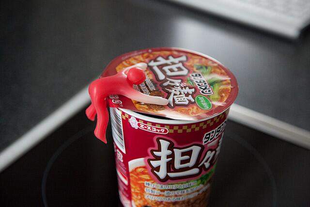 泡麵宅小物《杯麵人》幫你牢牢看緊晚餐消夜的好夥伴 泡麵宅小物《杯麵人》幫你牢牢看緊晚餐消夜的好夥伴