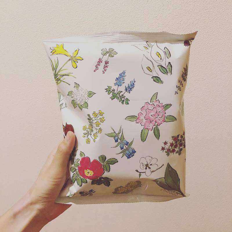 《包裝超可愛的花樣洋芋片》拿在手上有如包包一般的高雅花紋，其實是北海道人氣伴手禮❤