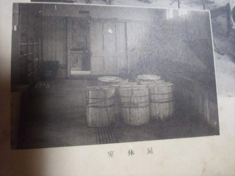 推特瘋傳《大正時代的停屍間照》屍體坐著入棺的「棺桶」引發熱論 推特瘋傳《大正時代的停屍間照》屍體坐著入棺的「棺桶」引發熱論