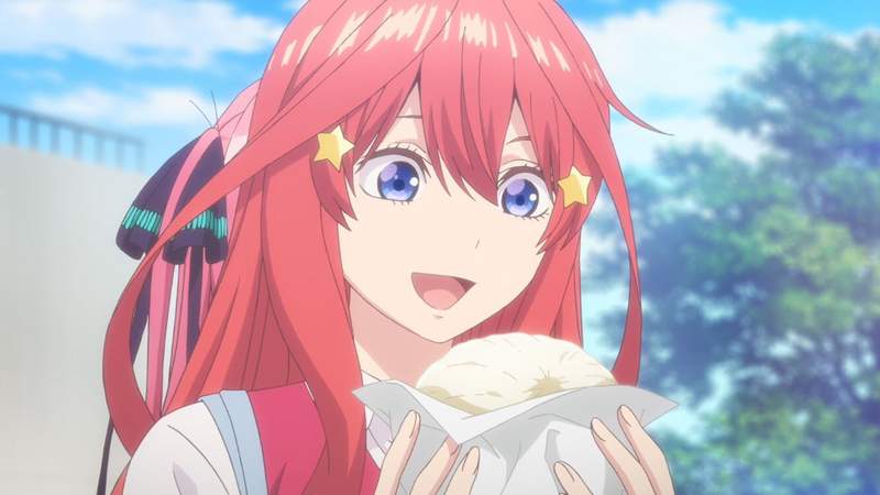 《路邊低頭吃肉包的結果》手機滑一滑抬頭才發現原來這麼多雙眼睛在盯著自己...