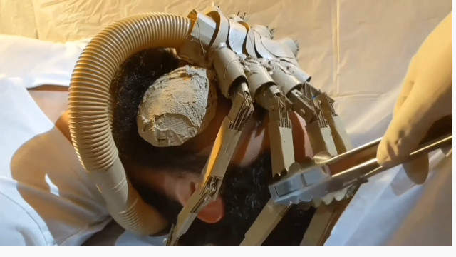 粉絲製作《低成本異形影片》看到洗衣機放水的塑膠管我就笑惹XD