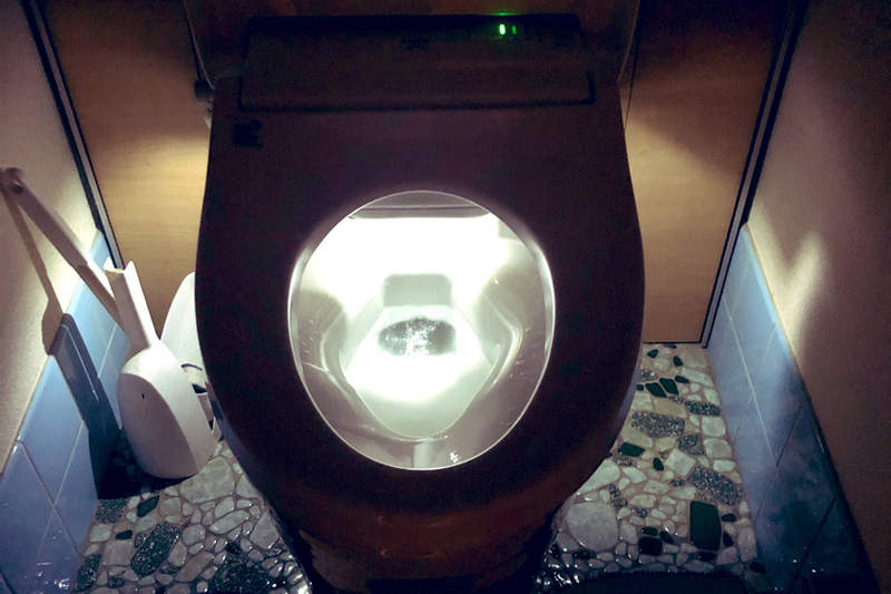 爆笑漫畫《我的股間會發光》老家廁所重新裝潢結果多了意想不到的功能wwww 爆笑漫畫《我的股間會發光》老家廁所重新裝潢結果多了意想不到的功能wwww