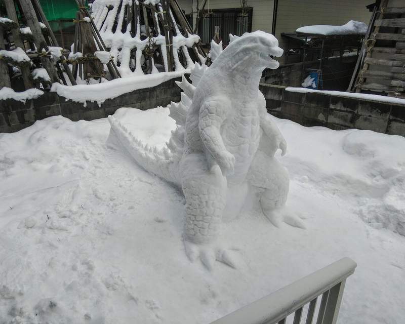 王者之像《哥吉拉雪雕》冷到靠杯也不影響神人堆出藝術品 王者之像《哥吉拉雪雕》冷到靠杯也不影響神人堆出藝術品