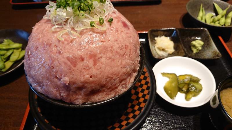 總重1.1kg《真男人的蔥鮪魚丼》醋飯&鮪魚泥交互堆疊成的大份量料理,光看我都飽了ww 總重1.1kg《真男人的蔥鮪魚丼》醋飯&鮪魚泥交互堆疊成的大份量料理,光看我都飽了ww