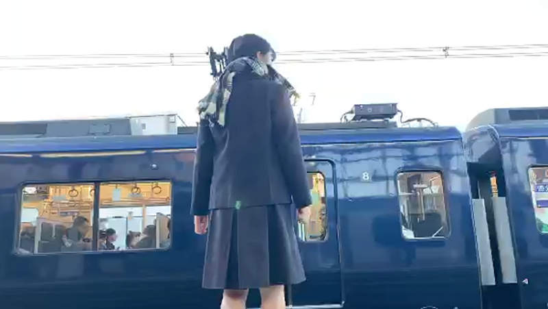 《女高中生直播跳軌自殺》變態爸爸造成超大壓力？震撼尋死行動網友看法兩極