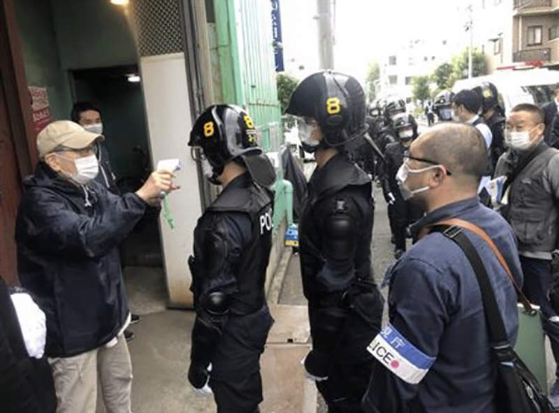 《日本警察攻堅小插曲》破門之前先讓對方量額溫 比起破壞活動更怕肺炎疫情？