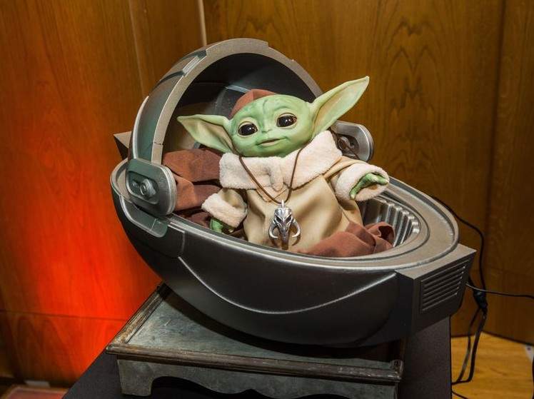 宇宙最萌《尤達寶寶互動模型》可以感受原力放著躺還會睡覺，超想買來照顧它