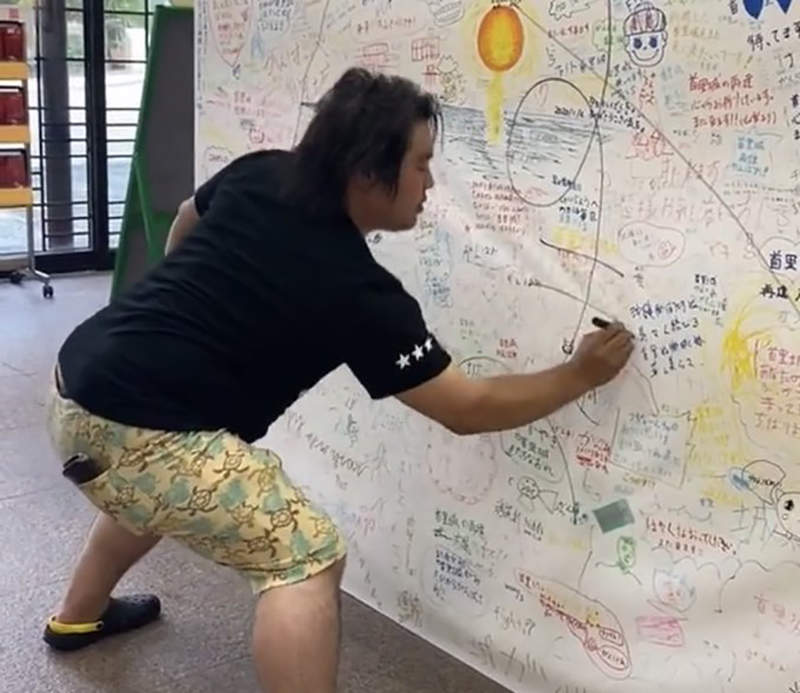 《炎上系Youtuber再炎上》塗鴉首里城重建祈福簽名板 怪罪人家為什麼要借筆給他