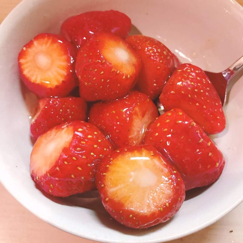 草莓季必見《草莓的美味吃法》變化出如冰沙一樣的口感，自製氣泡飲也很適合❤