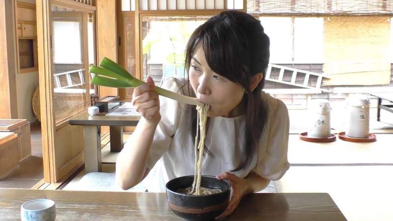 用蔥當筷子《蔥蕎麥麵》讓外國人困惑的衝擊吃法,是嫌筷子還不夠難嗎?ww 用蔥當筷子《蔥蕎麥麵》讓外國人困惑的衝擊吃法,是嫌筷子還不夠難嗎?ww