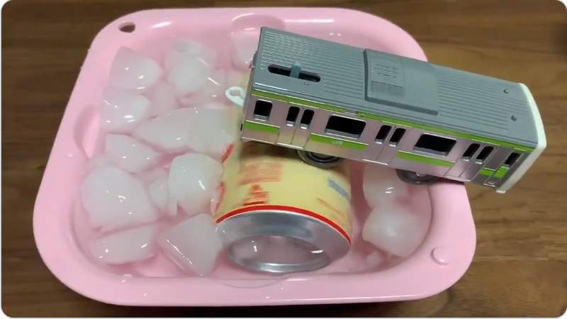 爸爸的智慧《快速冷卻飲料的方法》以後兒子不玩的車車玩具都可以派上用場啦ww 爸爸的智慧《快速冷卻飲料的方法》以後兒子不玩的車車玩具都可以派上用場啦ww
